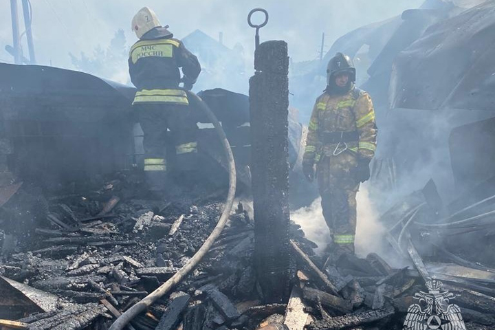 В Абакане горел гараж, пришлось вскрывать ворота 