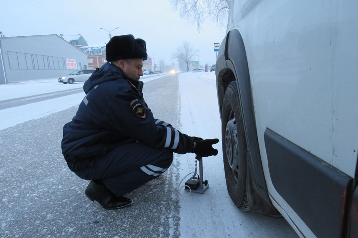 В Черногорске гаишники и Минтранс проверили автобусников 