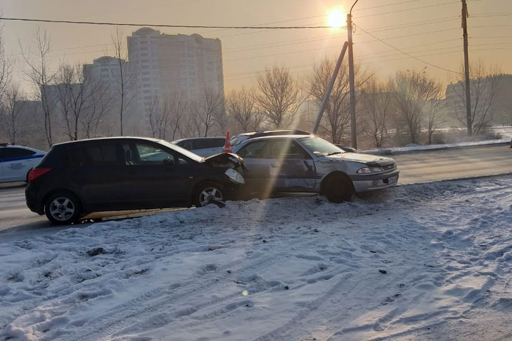 В Абакане по Торосова водитель Toyota Carina устроил двойное столкновение 