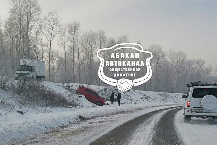 В Абакане с дамбы слетело авто