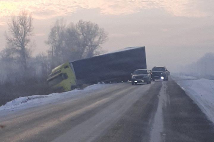 В Абакане на Южной дамбе грузовик «Вольво» съехал в кювет