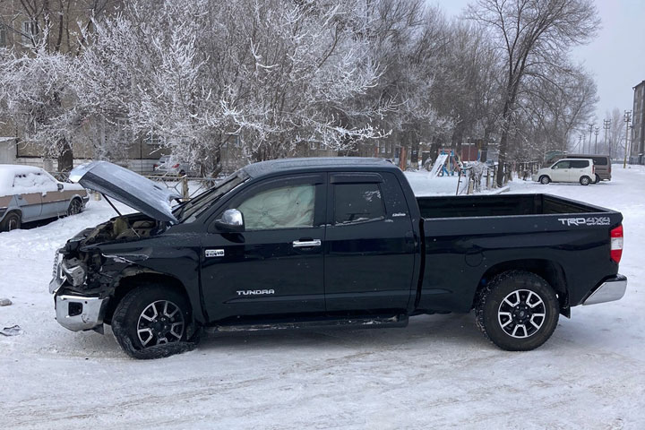 В Абакане возле «Весты» Toyota Tundra врезалась в Toyota Allion, пострадал ребенок