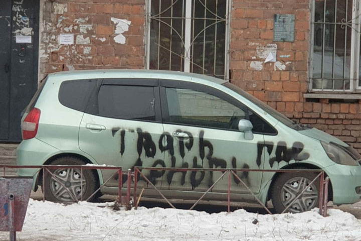 «Тварь, где деньги?» - в Абакане разрисовали автомобиль адвоката 