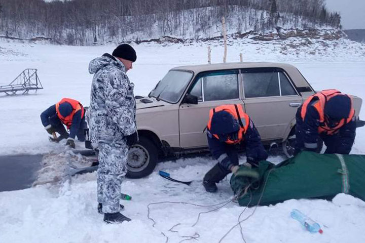 Автомобиль с телом подняли со дна Красноярского водохранилища 