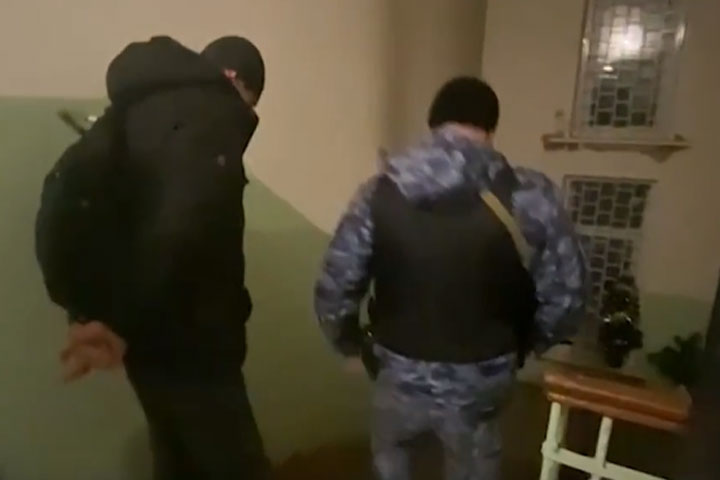 Под стражей оказался мужчина, напавший на женщину и росгвардейца