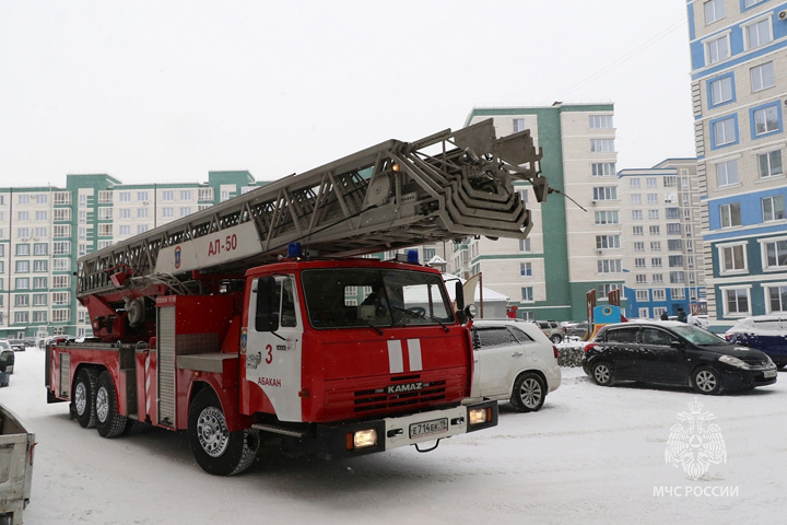 В Абакане во дворе нового дома проверили маневренность пожарной машины