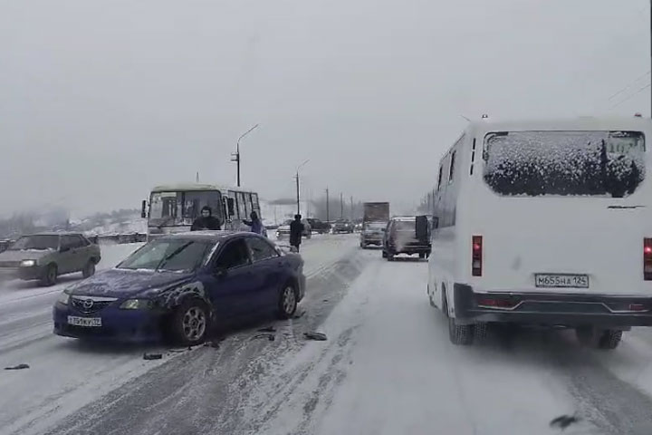 На Коммунальном мосту в Абакане - массовая авария 