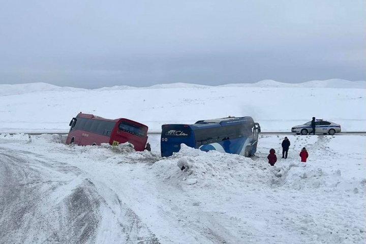 Автобусы, попавшие в аварию по дороге в хакасский санаторий, сопровождал экипаж ДПС