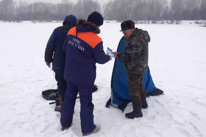 Выезд автомобилей на лёд смертельно опасен