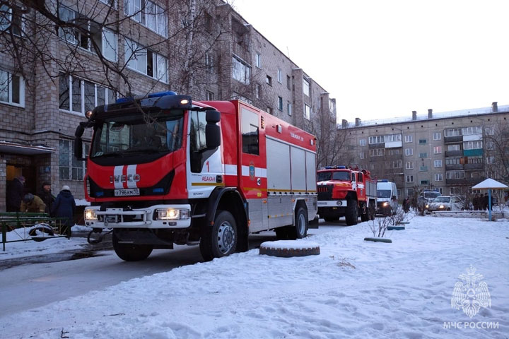 В Абакане мусоровоз полыхнул в гаражном боксе, а в Черемушках горела 5-этажка