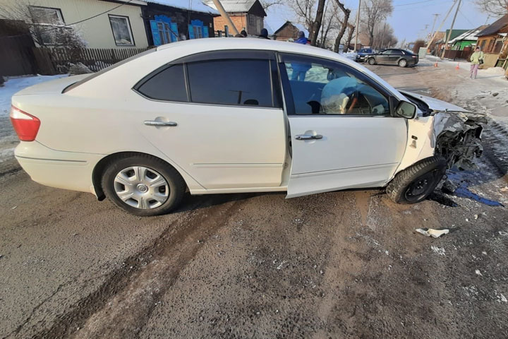 В Абакане по Ипподромной столкнулись 2 иномарки, в одной из них был ребенок