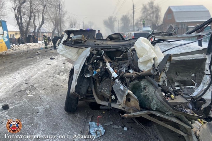 Подробности жуткой аварии по Аскизской: авто с 28-летней женщиной занесло на встречку