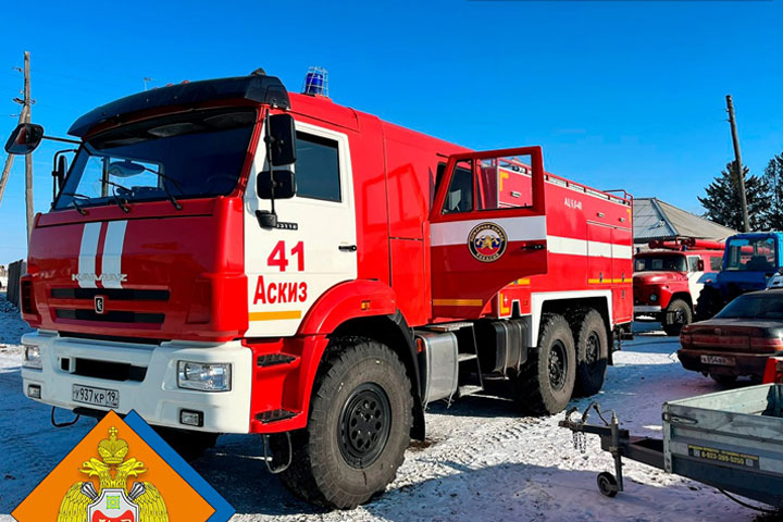 В Черногорске горел ангар 