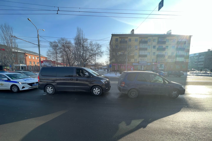 В Абакане пьяный водитель на минивэне протаранил легковушку 