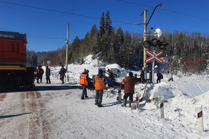 Рядом с Хакасией в тайге «крузак» с прицепом не проскочил перед локомотивом 