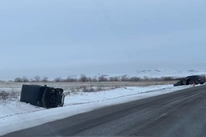 На трассе в Боградском районе два автомобиля вылетели в кювет