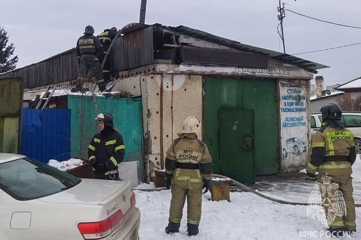 В аале Тутатчиков кто-то сжег дом, а в Абакане горел гараж 