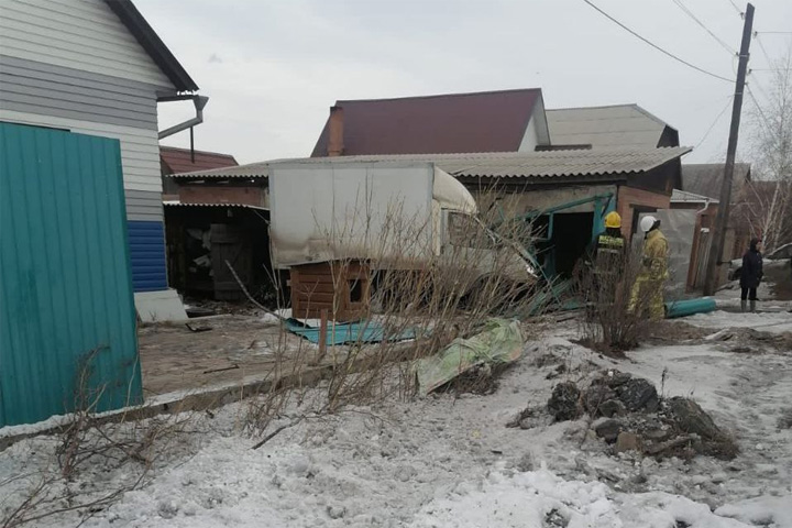 В Калинино пьяный водитель «Газели» снес чужой забор, гараж и насмерть задавил собаку