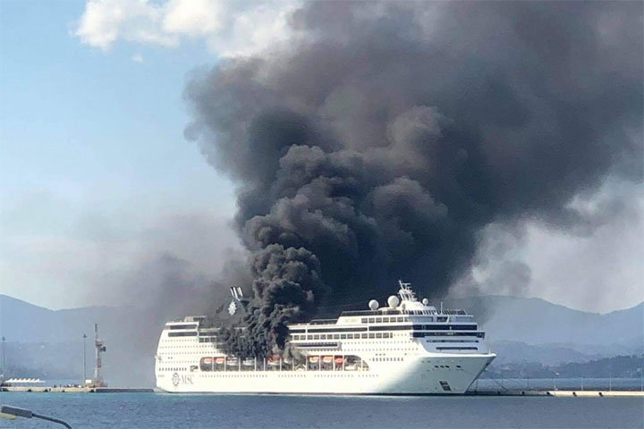 В открытом море загорелся круизный лайнер