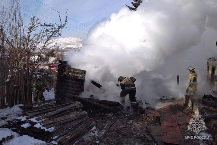 Пожар в аале Чарков тушили более 6 часов 