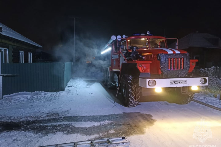 В Бейском районе горел гараж с автомобилем внутри 