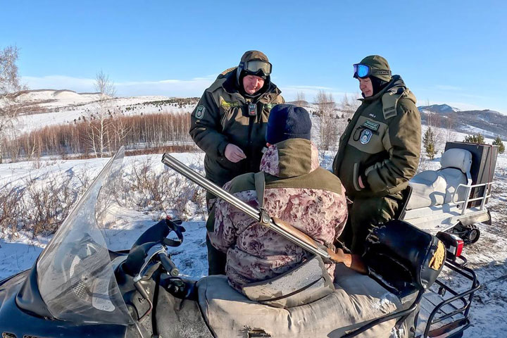 В Хакасии у браконьера навсегда конфисковали ружье и снегоход 