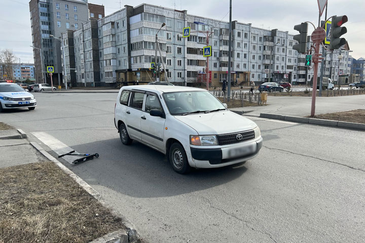 В Абакане первоклассник на самокате попал под колеса авто - ВИДЕО 