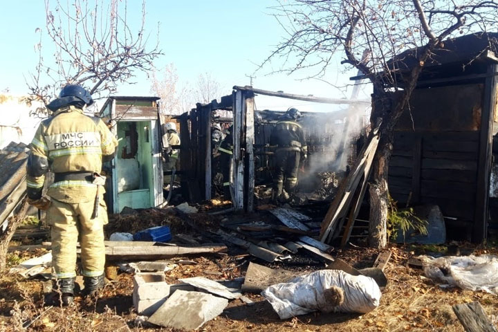 В Черногорске горел гараж, в Абазе - крыша дома 