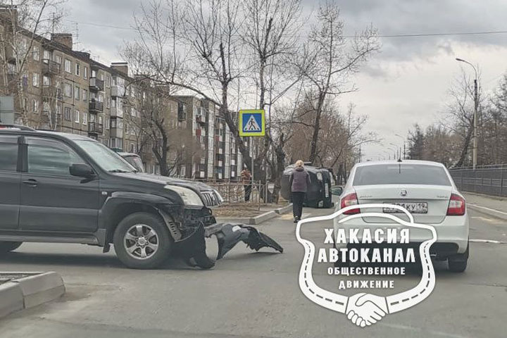 ДТП в Черногорске по Советской: от удара автомобиль опрокинулся на бок