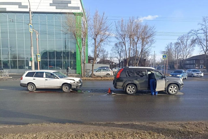 В Абакане по Аскизской пьяница за рулем устроил аварию 