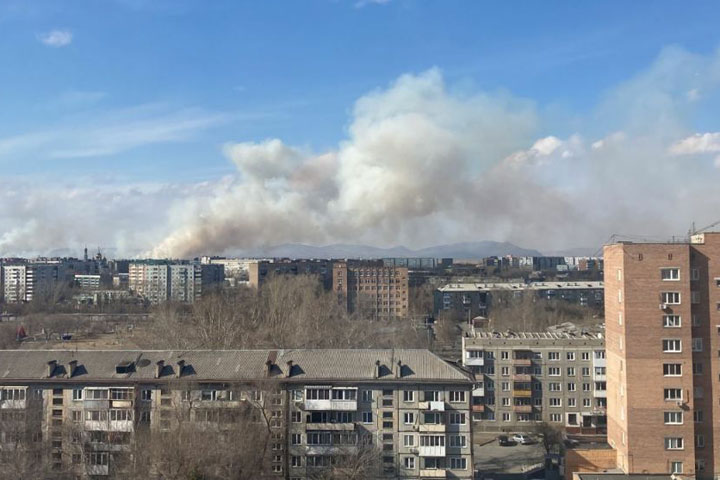 Между Абаканом и Черногорском сильный пал, столицу Хакасии обволакивает дымом - ВИДЕО