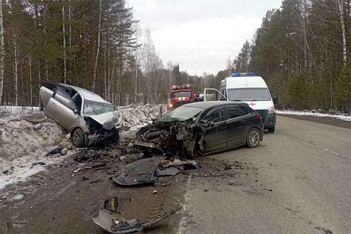 На трассе в лобовом столкновении двух автомобилей погиб мужчина