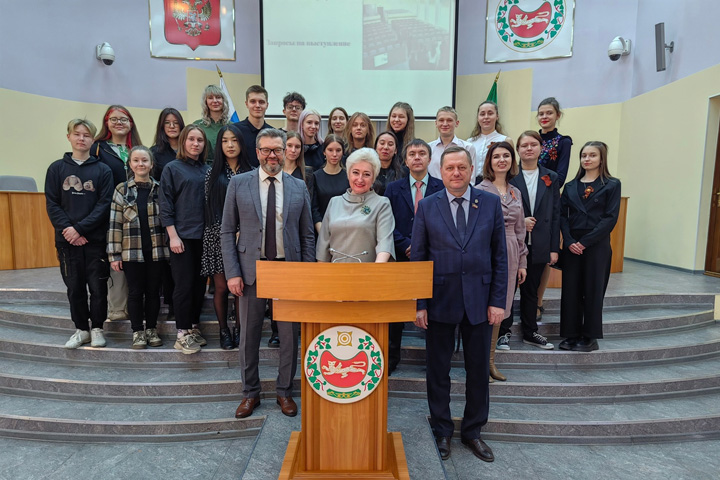 В парламенте Хакасии продолжают принимать школьников