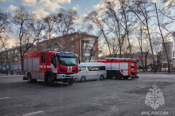 В Абакане автоледи поставила микроавтобус у ворот пожарной части. И сильно пожалела