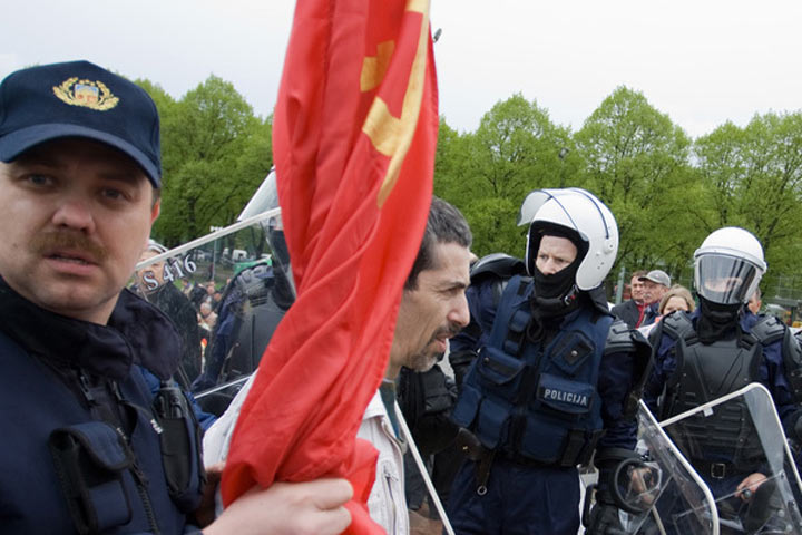 День Победы официально запрещён: Нацисты в очереди за наградами