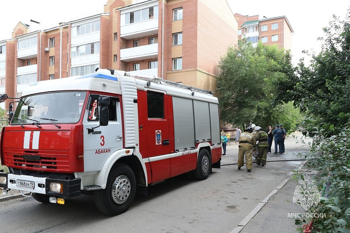 В Абакане горел балкон многоэтажки 