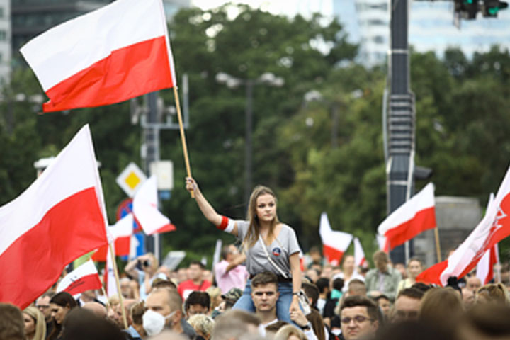 Удар ниже пояса. Польша может лишиться всего бюджета и не расплатиться с Россией