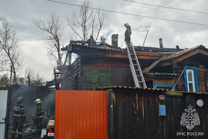 В Абакане сгорел дом на три квартиры 