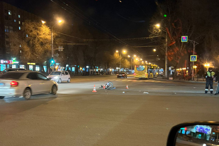 Сезон открыт: в Абакане по Щетинкина произошло ДТП с участием мотоцикла 