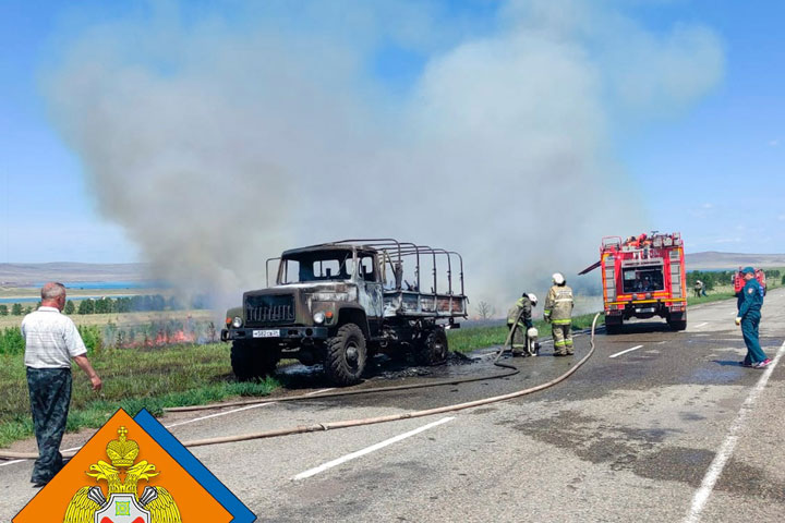 В Абакане по Щетинкина горело кафе, а на трассе в Ширинском районе - ГАЗ