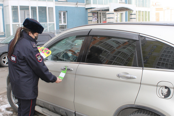 В Абакане люди в погонах что-то прилепляли на дверцы автомобилистам 