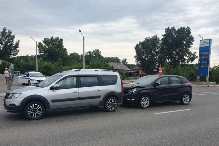 На выезде из Абакана столкнулись автомобили 