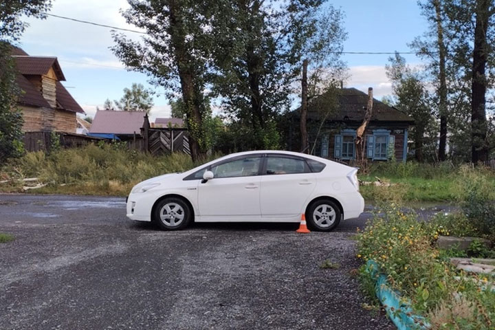 В столице Хакасии автоледи наехала пешеходу на ногу