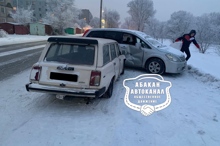 На проезде Северный в Абакане столкнулись автомобили 