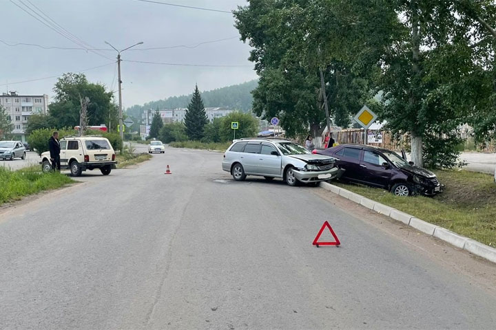 В Хакасии две иномарки не смогли поделить дорогу и устроили ДТП