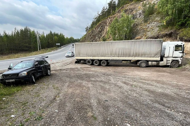 В ДТП с фурой пострадали 5 человек, среди которых - дети