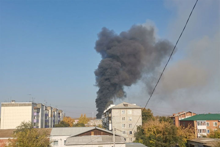 В Минусинске пожар. Есть угроза распространения огня