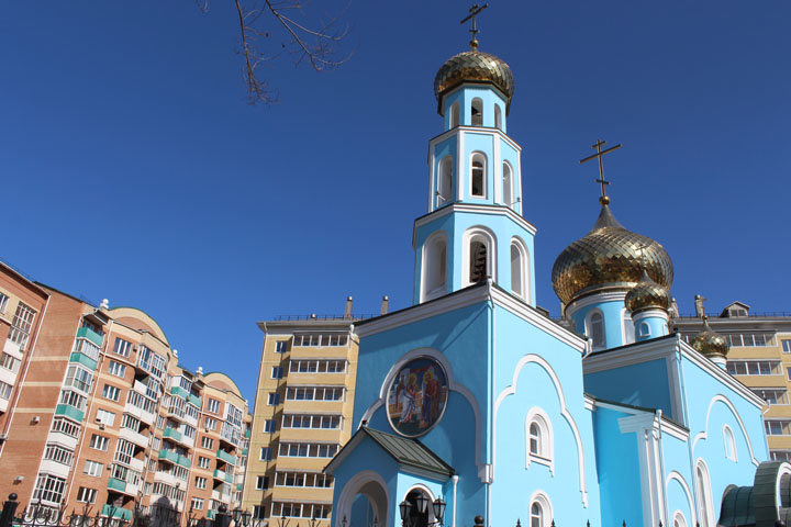 В Благовещенском храме установили уникальные иконостас, престол и трон 