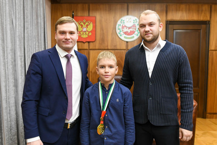 Глава Хакасии встретился с 9-летним чемпионом по джиу-джитсу