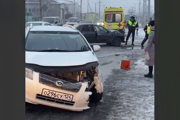 Автоледи проехала на красный: в Абакане по Мира серьезная авария 